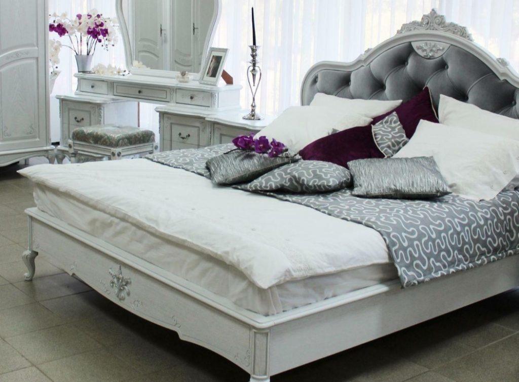 Кровать двуспальная с деревянным изголовьем и подъемным механизмом